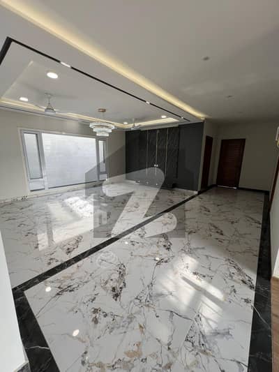 ڈی ایچ اے فیز 8 ڈی ایچ اے ڈیفینس,کراچی میں 6 کمروں کا 1 کنال مکان 18.0 کروڑ میں برائے فروخت۔