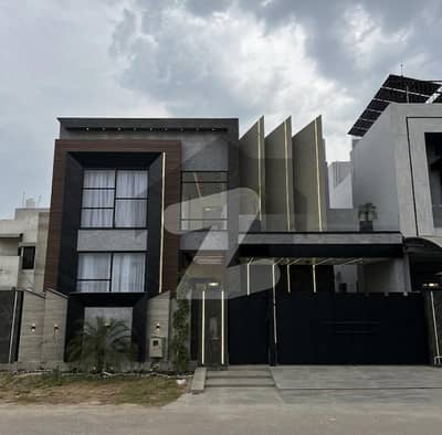 بحریہ ٹاؤن اقبال بلاک بحریہ ٹاؤن سیکٹر ای,بحریہ ٹاؤن,لاہور میں 5 کمروں کا 10 مرلہ مکان 2.85 کروڑ میں برائے فروخت۔