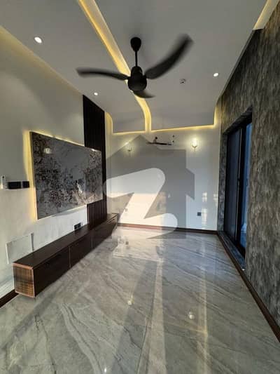 بحریہ ٹاؤن فیز 8 بحریہ ٹاؤن راولپنڈی,راولپنڈی میں 5 کمروں کا 10 مرلہ مکان 1.2 لاکھ میں کرایہ پر دستیاب ہے۔