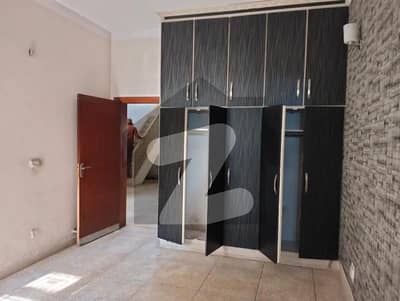 Model Town. 1. Kanal Upper Portions