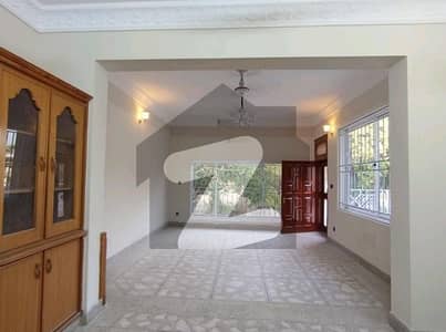 آئی ۔ 8/3 آئی ۔ 8,اسلام آباد میں 3 کمروں کا 12 مرلہ بالائی پورشن 1.8 لاکھ میں کرایہ پر دستیاب ہے۔