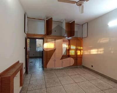 آئی ۔ 8/4 آئی ۔ 8,اسلام آباد میں 3 کمروں کا 14 مرلہ زیریں پورشن 1.6 لاکھ میں کرایہ پر دستیاب ہے۔