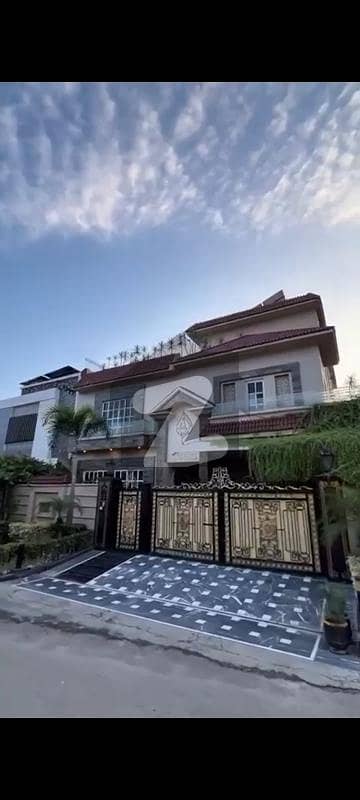 سٹی ہاؤسنگ سوسائٹی گوجرانوالہ میں 6 کمروں کا 10 مرلہ مکان 5.5 کروڑ میں برائے فروخت۔