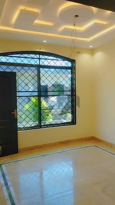 جوہر ٹاؤن فیز 1 جوہر ٹاؤن,لاہور میں 3 کمروں کا 5 مرلہ مکان 2.8 کروڑ میں برائے فروخت۔