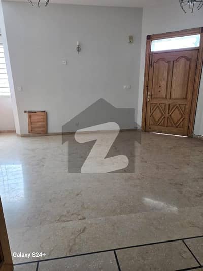 ایف ۔ 7 اسلام آباد میں 3 کمروں کا 1 کنال زیریں پورشن 3.75 لاکھ میں کرایہ پر دستیاب ہے۔