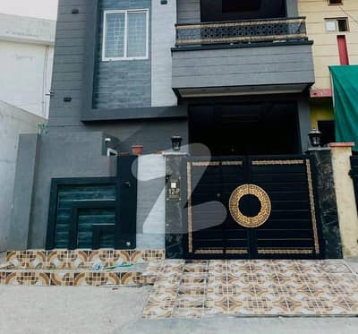 ایڈن بولیوارڈ ہاؤسنگ سکیم کالج روڈ,لاہور میں 4 کمروں کا 5 مرلہ مکان 1.85 کروڑ میں برائے فروخت۔