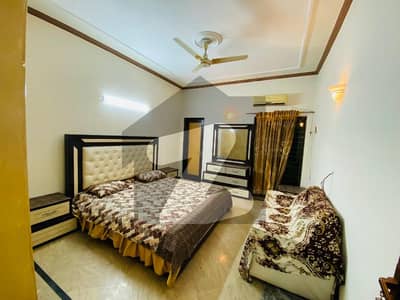 جوہر ٹاؤن لاہور میں 5 کمروں کا 7 مرلہ مکان 3.6 کروڑ میں برائے فروخت۔