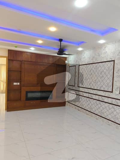 جوبلی ٹاؤن ۔ بلاک ایف جوبلی ٹاؤن,لاہور میں 5 کمروں کا 1 کنال مکان 7.5 کروڑ میں برائے فروخت۔