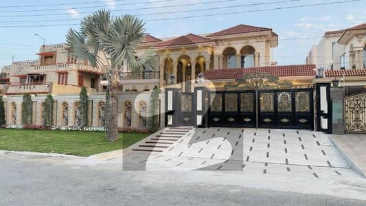 نیو مسلم ٹاؤن لاہور میں 7 کمروں کا 2 کنال مکان 19.0 کروڑ میں برائے فروخت۔