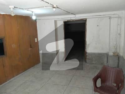 منٹگُمری روڈ لاہور میں 4 مرلہ Studio دکان 1.5 لاکھ میں کرایہ پر دستیاب ہے۔