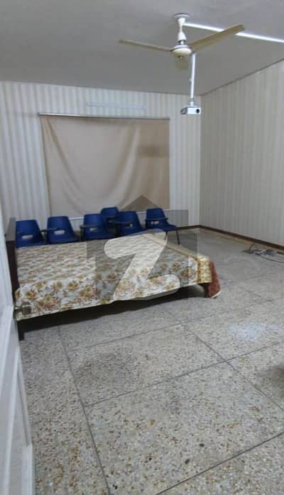 ایف ۔ 8 اسلام آباد میں 1 کمرے کا 1 کنال زیریں پورشن 1.25 لاکھ میں کرایہ پر دستیاب ہے۔