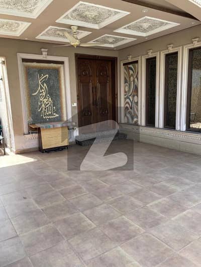 ڈی ایچ اے فیز 8 ڈیفنس (ڈی ایچ اے),لاہور میں 4 کمروں کا 10 مرلہ مکان 3.3 لاکھ میں کرایہ پر دستیاب ہے۔