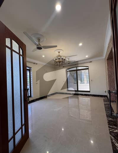 ایف ۔ 10 اسلام آباد میں 9 کمروں کا 2 کنال مکان 8.5 لاکھ میں کرایہ پر دستیاب ہے۔