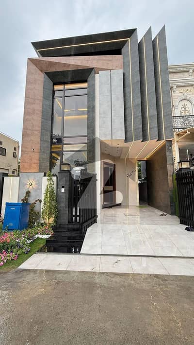 ڈی ایچ اے 9 ٹاؤن ڈیفنس (ڈی ایچ اے),لاہور میں 3 کمروں کا 5 مرلہ مکان 2.35 کروڑ میں برائے فروخت۔