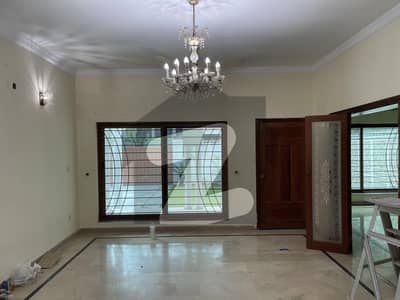 ایف ۔ 10 اسلام آباد میں 5 کمروں کا 1 کنال مکان 3.75 لاکھ میں کرایہ پر دستیاب ہے۔