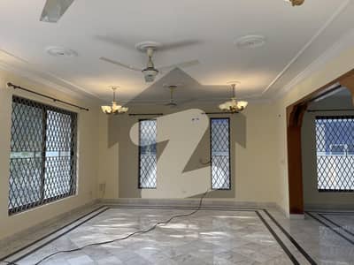 ایف ۔ 11 اسلام آباد میں 5 کمروں کا 1 کنال مکان 6.0 لاکھ میں کرایہ پر دستیاب ہے۔