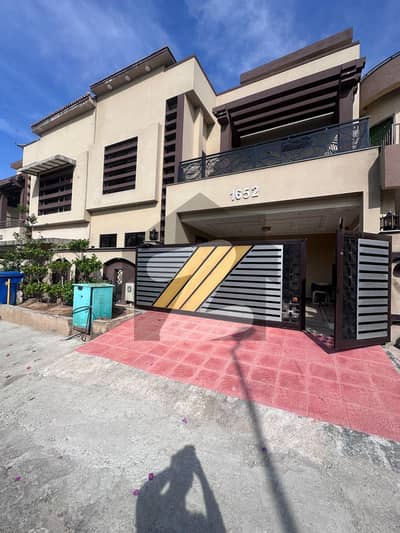 بحریہ ٹاؤن فیز 8 ۔ عثمان بلاک بحریہ ٹاؤن فیز 8 ۔ سفاری ویلی,بحریہ ٹاؤن فیز 8,بحریہ ٹاؤن راولپنڈی,راولپنڈی میں 5 کمروں کا 7 مرلہ مکان 2.65 کروڑ میں برائے فروخت۔