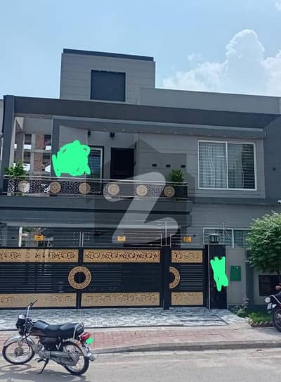 10 Marla beautiful modern house in bahria Town Lahore