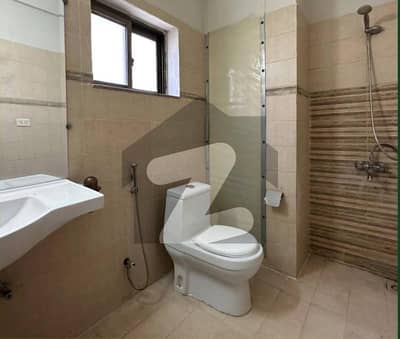 عسکری 11 ۔ سیکٹر بی اپارٹمنٹس عسکری 11,عسکری,لاہور میں 4 کمروں کا 12 مرلہ فلیٹ 1.45 لاکھ میں کرایہ پر دستیاب ہے۔