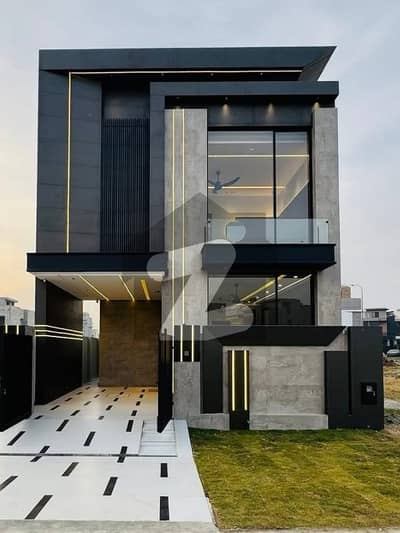 ڈی ایچ اے 9 ٹاؤن ڈیفنس (ڈی ایچ اے),لاہور میں 3 کمروں کا 5 مرلہ مکان 2.5 کروڑ میں برائے فروخت۔