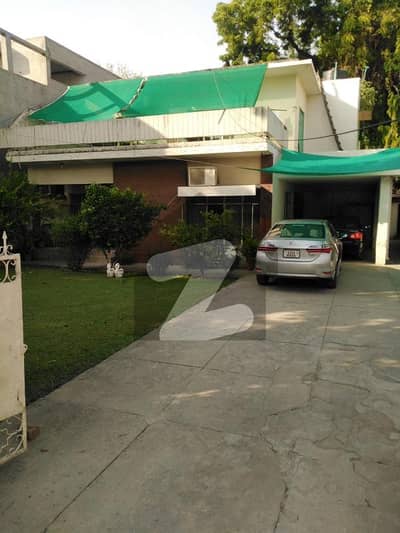 سرور روڈ کینٹ,لاہور میں 4 کمروں کا 1 کنال مکان 10.0 کروڑ میں برائے فروخت۔