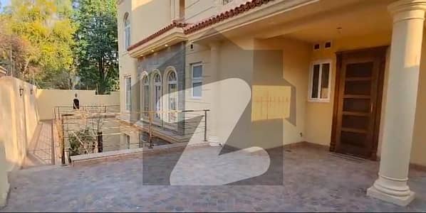 ایف ۔ 7 اسلام آباد میں 8 کمروں کا 1 کنال مکان 14.0 لاکھ میں کرایہ پر دستیاب ہے۔