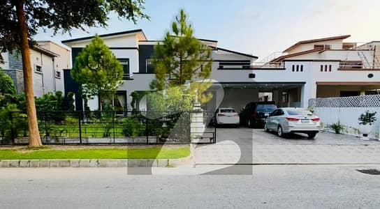 Premium 2 Kanal Furnished Villa For Rent In DHA Raya Facing Golf