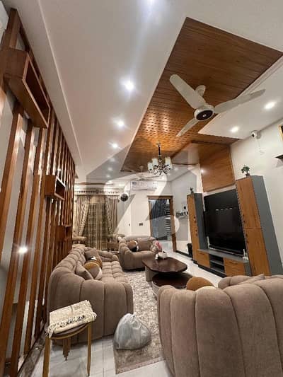 بحریہ ٹاؤن فیز 8 بحریہ ٹاؤن راولپنڈی,راولپنڈی میں 5 کمروں کا 7 مرلہ مکان 3.0 کروڑ میں برائے فروخت۔