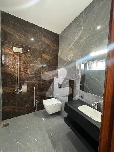 آئی ۔ 11 اسلام آباد میں 5 کمروں کا 4 مرلہ مکان 2.9 کروڑ میں برائے فروخت۔