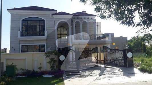 ڈی ایچ اے فیز 6 - بلاک ایف فیز 6,ڈیفنس (ڈی ایچ اے),لاہور میں 5 کمروں کا 1 کنال مکان 5.5 لاکھ میں کرایہ پر دستیاب ہے۔