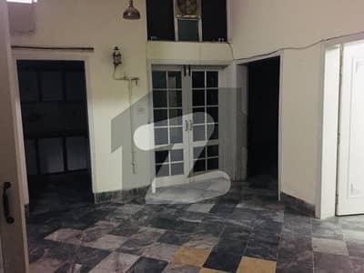 آئی ۔ 8/4 آئی ۔ 8,اسلام آباد میں 6 کمروں کا 9 مرلہ مکان 3.5 لاکھ میں کرایہ پر دستیاب ہے۔