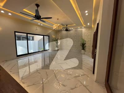 بحریہ ٹاؤن اوورسیز انکلیو بحریہ ٹاؤن,لاہور میں 5 کمروں کا 1 کنال مکان 9.5 کروڑ میں برائے فروخت۔