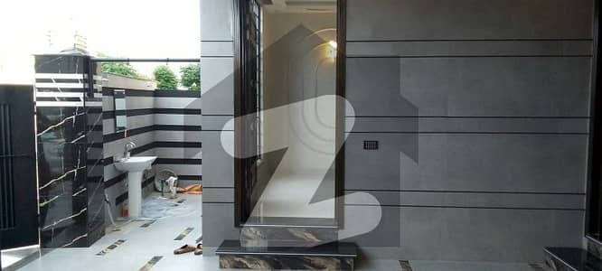 ایل ڈی اے ایوینیو لاہور میں 6 کمروں کا 10 مرلہ مکان 4.1 کروڑ میں برائے فروخت۔