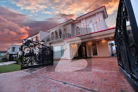 ڈی ایچ اے فیز 7 ڈیفنس (ڈی ایچ اے),لاہور میں 5 کمروں کا 1 کنال مکان 6.8 کروڑ میں برائے فروخت۔