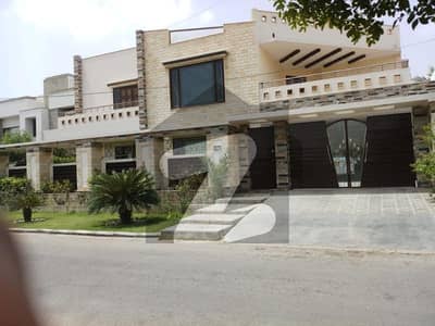 A BEAUTIFUL PARK FACING 800 SQ YD HOUSE IN PHASE 2 MALIR CANTT