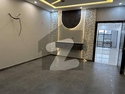 بحریہ ٹاؤن - پریسنٹ 1 بحریہ ٹاؤن کراچی,کراچی میں 5 کمروں کا 11 مرلہ مکان 4.5 کروڑ میں برائے فروخت۔