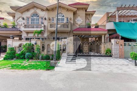 ڈی ایچ اے فیز 8 سابقہ ایئر ایوینیو ڈی ایچ اے فیز 8,ڈی ایچ اے ڈیفینس,لاہور میں 4 کمروں کا 10 مرلہ مکان 4.65 کروڑ میں برائے فروخت۔