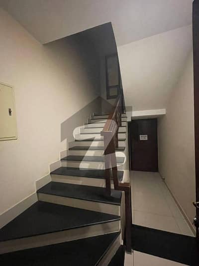 ڈی ایچ اے فیز 8 ڈی ایچ اے ڈیفینس,کراچی میں 3 کمروں کا 4 مرلہ مکان 1.6 لاکھ میں کرایہ پر دستیاب ہے۔