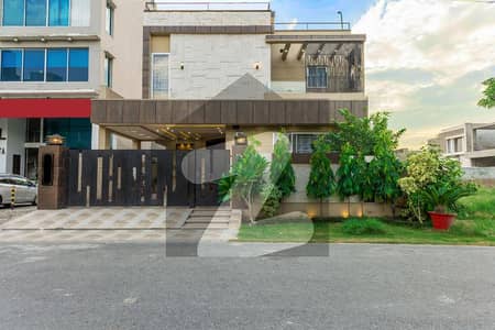 ڈی ایچ اے فیز 8 سابقہ ایئر ایوینیو ڈی ایچ اے فیز 8,ڈی ایچ اے ڈیفینس,لاہور میں 4 کمروں کا 10 مرلہ مکان 4.25 کروڑ میں برائے فروخت۔