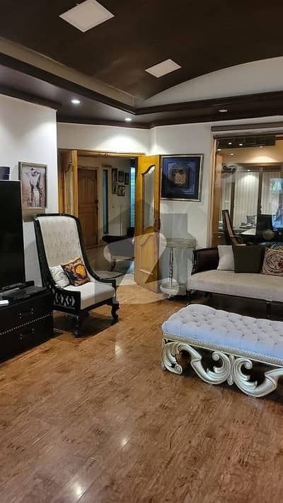 گلبرگ لاہور میں 4 کمروں کا 10 مرلہ مکان 3.5 لاکھ میں کرایہ پر دستیاب ہے۔