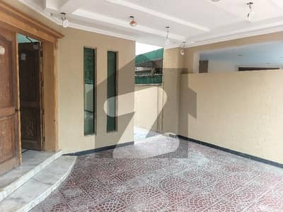 10 MARLA FULL HOUSE LIKE NEW AVAILABLE FOR RENT IN DHA PHASE 3