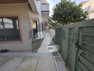 ڈی ایچ اے ڈیفینس فیز 2 ڈی ایچ اے ڈیفینس,اسلام آباد میں 3 کمروں کا 1 کنال مکان 1.5 لاکھ میں کرایہ پر دستیاب ہے۔