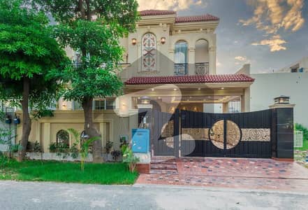 ڈی ایچ اے فیز 8 سابقہ ایئر ایوینیو ڈی ایچ اے فیز 8,ڈی ایچ اے ڈیفینس,لاہور میں 4 کمروں کا 10 مرلہ مکان 4.5 کروڑ میں برائے فروخت۔