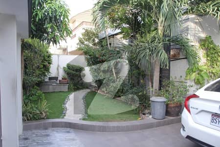 SLIGHTLY USE BUNGALOW, 6 BEDROOM WITH ATTACHED WASHROOM, DRAWING, DINING, LOUNGE, 2 KITCHEN, SILENT LOCATION