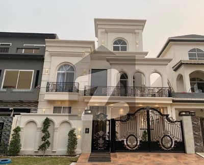 سٹی ہاؤسنگ سوسائٹی گوجرانوالہ میں 6 کمروں کا 10 مرلہ مکان 4.6 کروڑ میں برائے فروخت۔