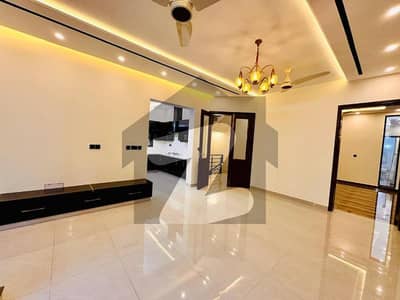 فارمانئیٹس ہاؤسنگ سکیم لاہور میں 5 کمروں کا 10 مرلہ مکان 3.15 کروڑ میں برائے فروخت۔