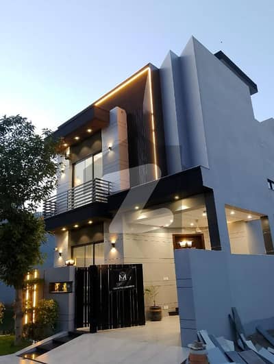 ڈی ایچ اے 9 ٹاؤن ڈیفنس (ڈی ایچ اے),لاہور میں 3 کمروں کا 5 مرلہ مکان 2.8 کروڑ میں برائے فروخت۔