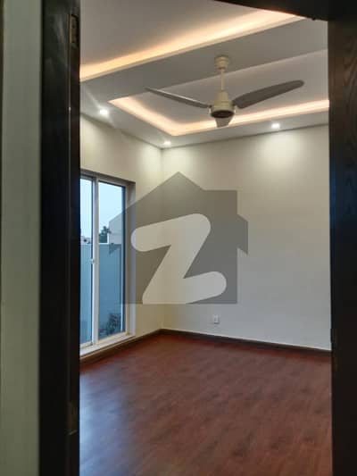 ڈی ایچ اے فیز 7 - بلاک وائے فیز 7,ڈیفنس (ڈی ایچ اے),لاہور میں 4 کمروں کا 10 مرلہ مکان 5.5 کروڑ میں برائے فروخت۔