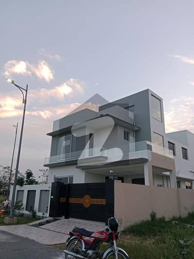 ڈی ایچ اے فیز 7 ڈیفنس (ڈی ایچ اے),لاہور میں 4 کمروں کا 10 مرلہ مکان 5.5 کروڑ میں برائے فروخت۔ ڈی ایچ اے فیز 7 ڈیفنس (ڈی ایچ اے),لاہور میں 4 کمروں کا 10 مرلہ مکان 5.5 کروڑ میں برائے فروخت۔