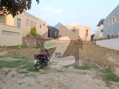 ڈی ایچ اے فیز 5 - بلاک بی فیز 5,ڈیفنس (ڈی ایچ اے),لاہور میں 1 کنال رہائشی پلاٹ 6.65 کروڑ میں برائے فروخت۔